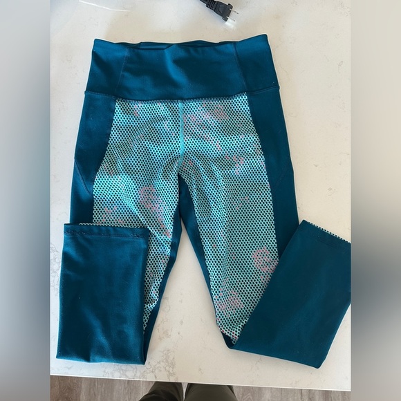 *3/$25* Ladies Under Armour Tights Cropped - Picture 1 of 5